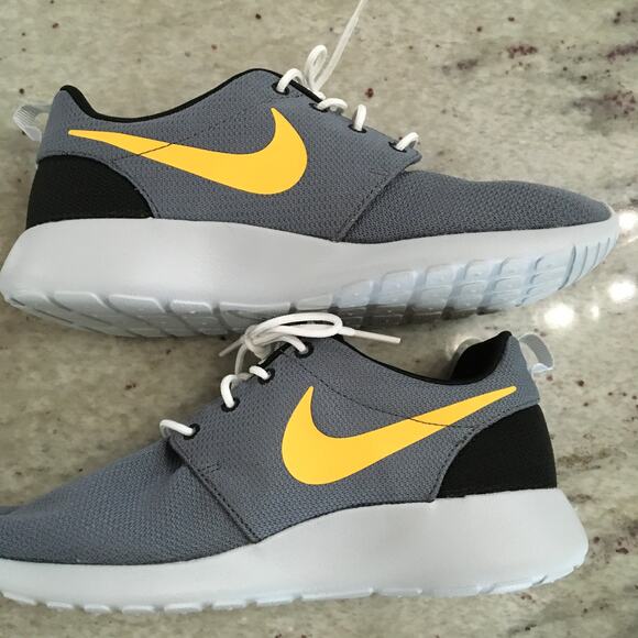 New Nike Roshe One Men's size 6 Women's 7.5 - Picture 2 of 8